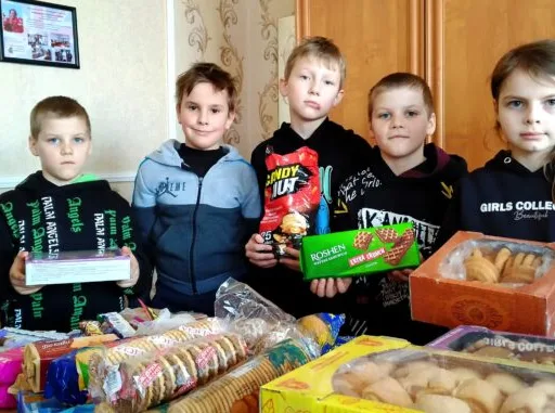Діти з Олександрівщини передали для воїнів на передовій подарунки та смаколики (ФОТО)