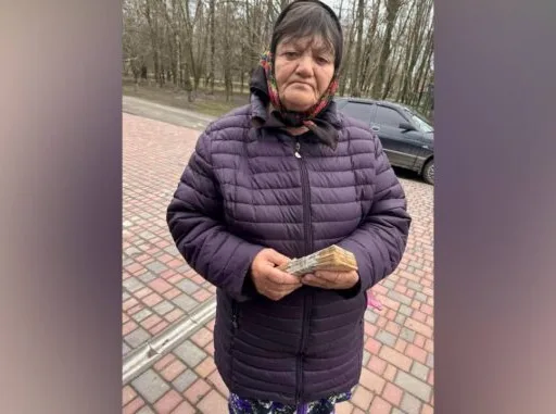Мати загиблого воїна з Кіровоградщини передала волонтерам 100 тисяч гривень