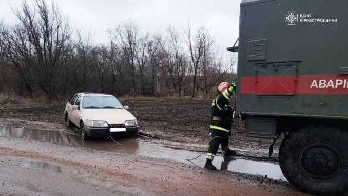 На дорогах Кіровоградщини застрягли чотири автівки