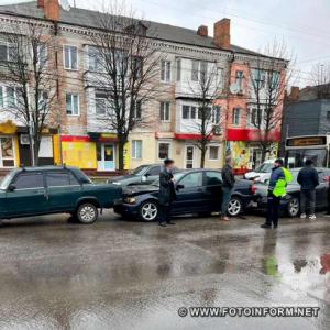 Подвійне ДТП за участі трьох автомобілів сталося у Кропивницькому