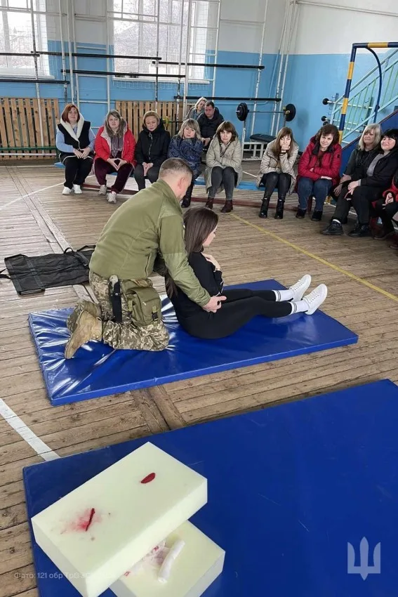 Військові 121 ї бригади провели заняття з тактичної медицини для педагогів ліцею на Кіровоградщині (ФОТО)