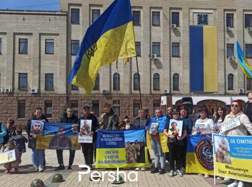 Акцію на підтримку полонених воїнів влаштували у центрі Кропивницього (ФОТОРЕПОРТАЖ, ФОТО)