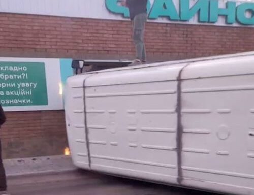Автомобіль перекинувся і врізався в магазин: серйозна ДТП у Кропивницькому