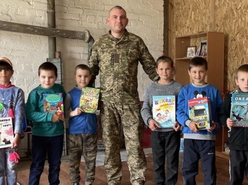 Діти з Херсонщини отримали книжки від 121 бригади ТрО Кіровоградщини (ФОТО)
