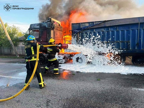 Квартири, будинки і вантажівка: на Кіровоградщині вогнеборці ліквідували 5 пожеж