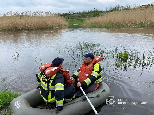 На Кіровоградщині рятувальники дістали з річки тіло людини