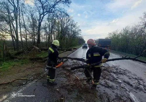 На Кіровоградщині рятувальники ліквідують наслідки негоди