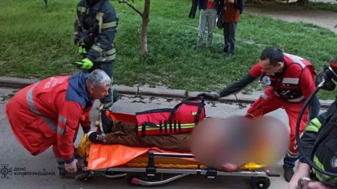 На пожежі в Олександрії вогнеборці врятували двох людей (ФОТО)
