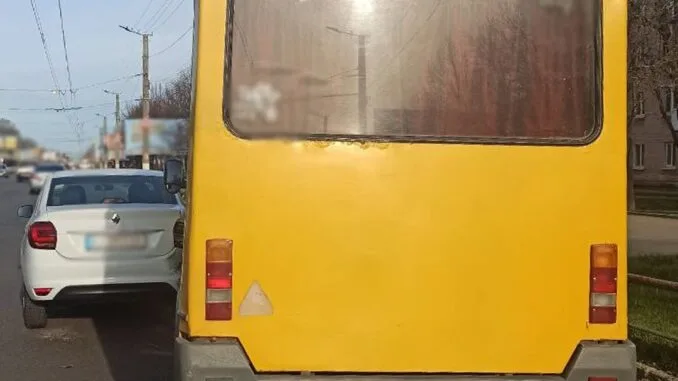 У Кропивницькому маршрутка врізалася в Renault Logan (ФОТО)