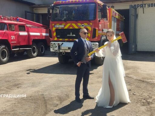 На Кіровоградщині на весілля колег рятувальники приїхали на пожежному автомобілі (ФОТО)
