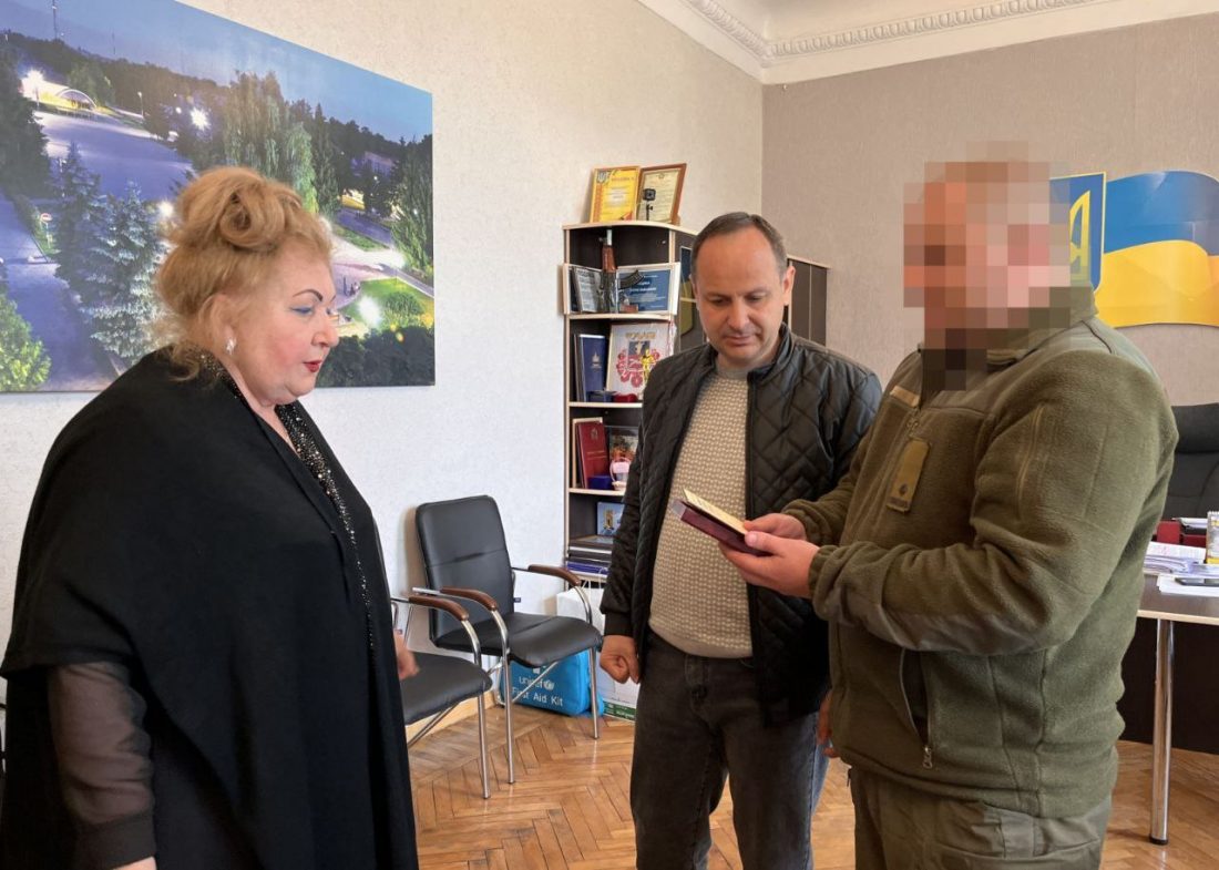 На Кіровоградщині вручили державну нагороду матері загиблого військового