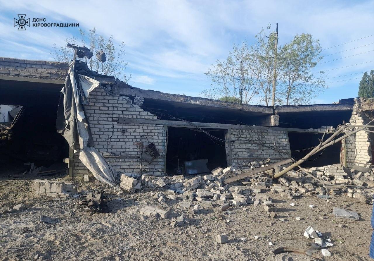 Наслідки ракетної атаки у громаді на Кіровоградщині: людей закликають зробити запас води та зарядити гаджети (ФОТО)
