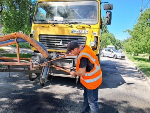 Поточний ремонт доріг у місті Світловодську триває