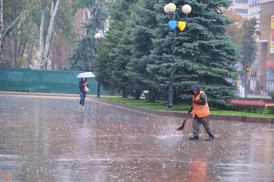 Шквал, гроза та град: жителів Кіровоградщини попередили про погіршення погоди