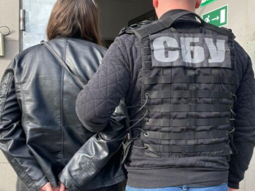 У Кропивницькому затримали на хабарі державну виконавицю, яка обіцяла призовнику зняти заборону на виїзд за кордон