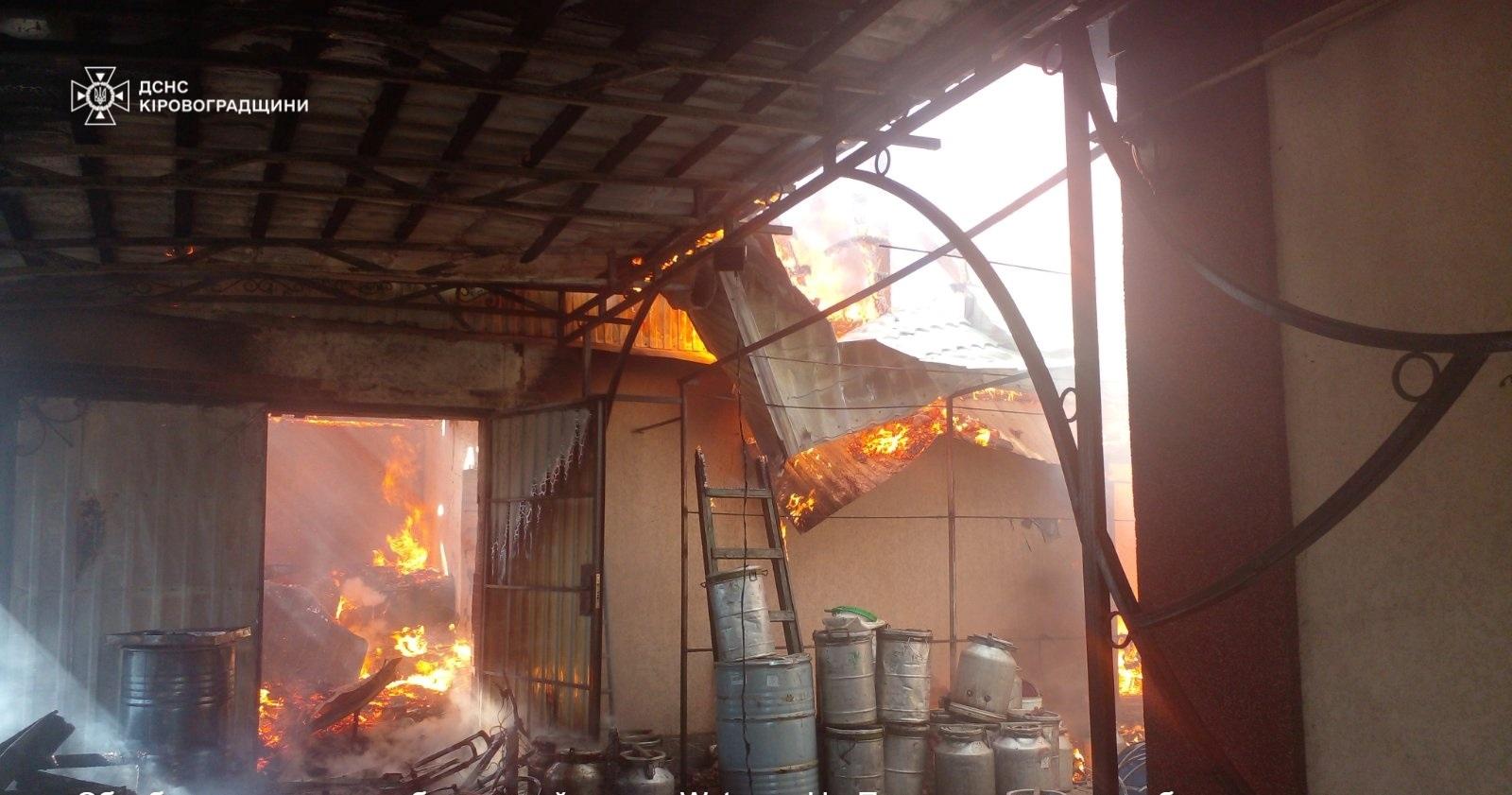 У місті на Кіровоградщині 4 години гасили пожежу будинку та господарчої споруди