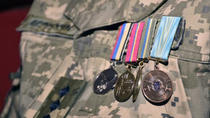 Воїни з Кіровоградщини отримали нагороди за службу і відвагу (ФОТО)