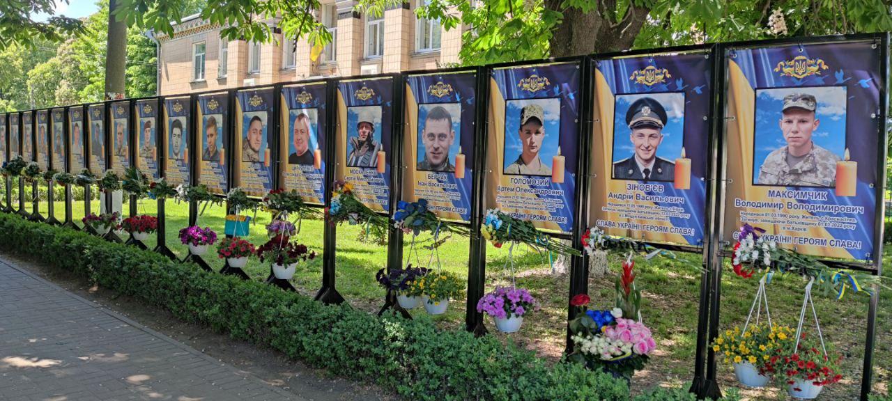 "Вони любили свою країну понад усе": у селищі на Кіровоградщині відкрили Алею пам’яті загиблих військових